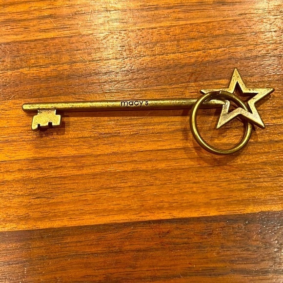 Vintage 80s - Macy’s Skeleton Key Ring - Gold Tone - Like New - Picture 1 of 3